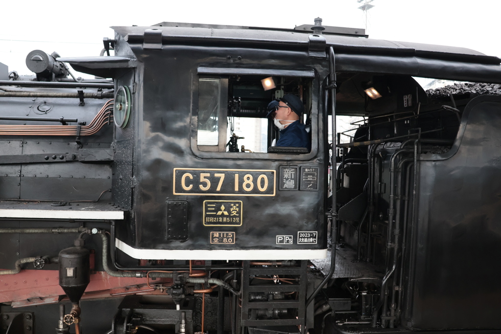 C57180号機の運転席の横側