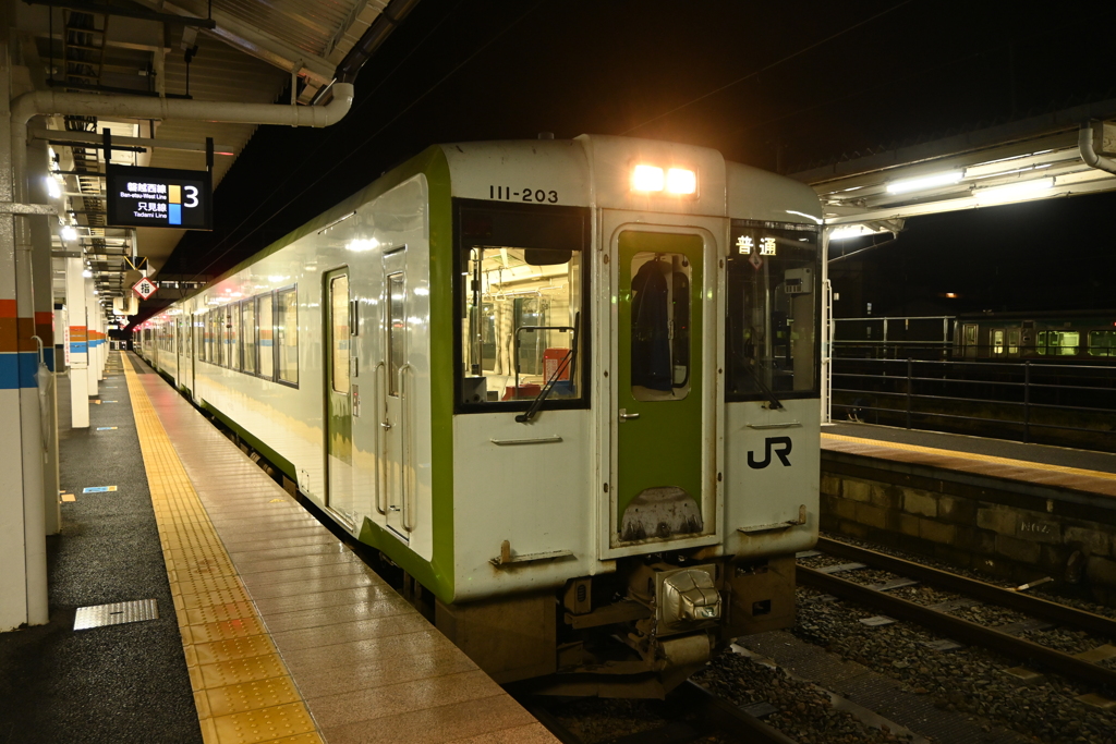 肌寒い早朝の会津若松駅のホーム➁