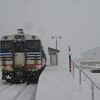雪の只見駅とキハ40形車両