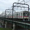 多摩川の橋を渡る7000系