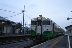 会津坂下駅で列車の交換待ち