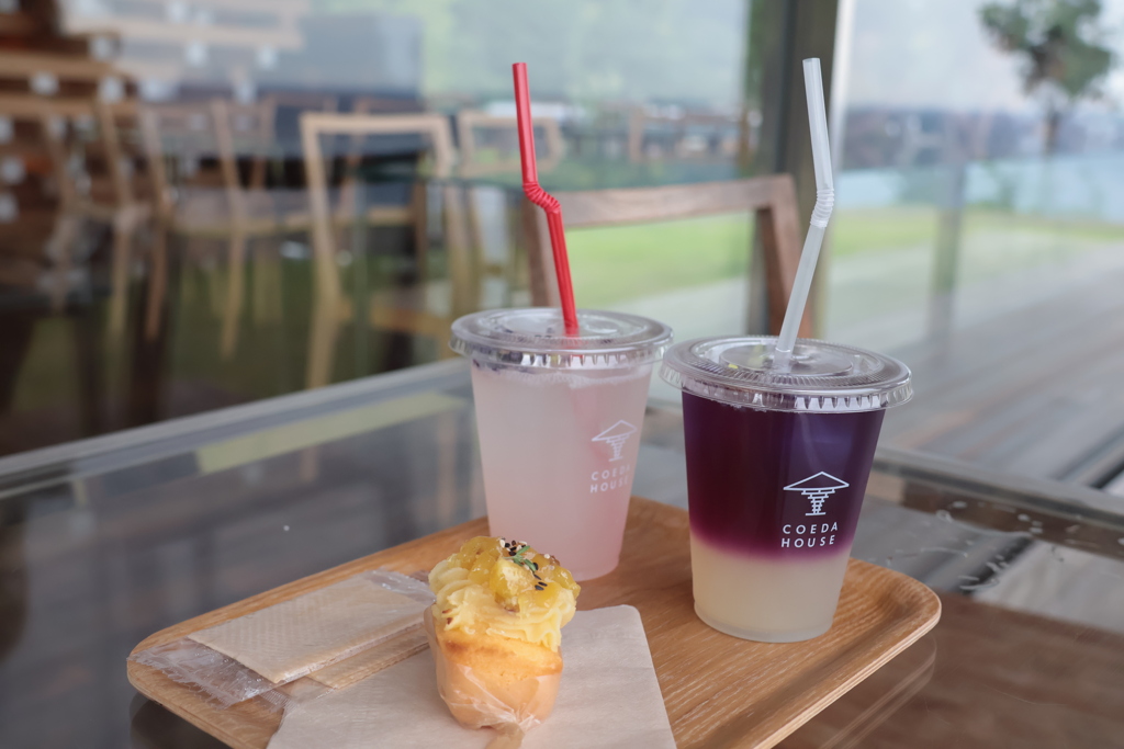 花のスカッシュと芋ケーキ