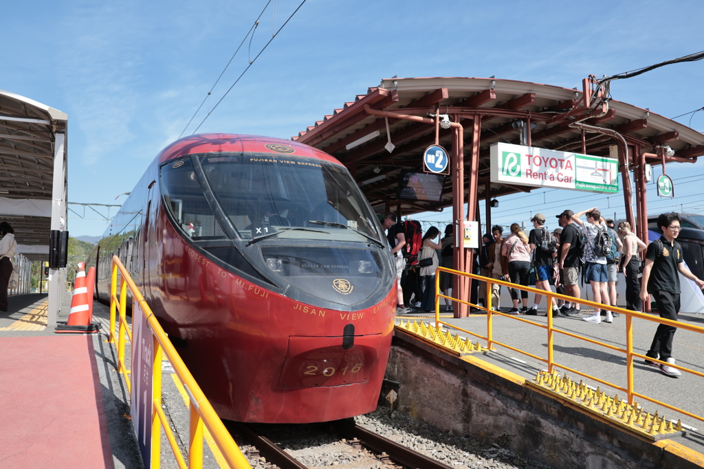 賑わう河口湖駅