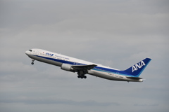 全日空777-200型機