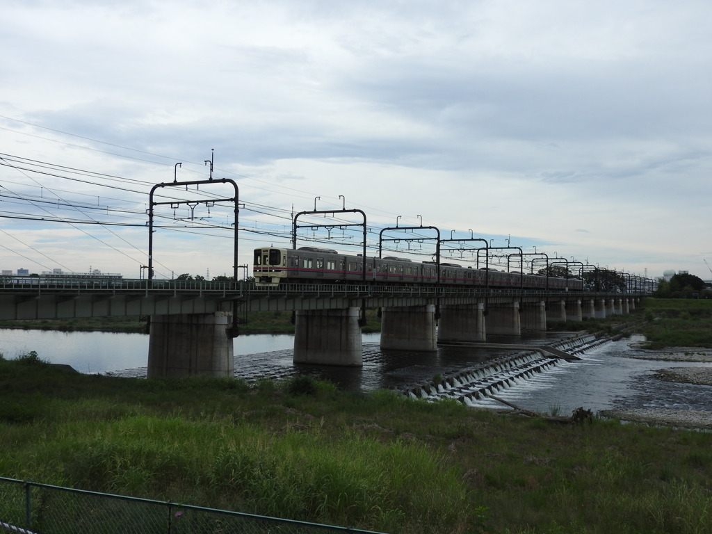 聖蹟桜ヶ丘周辺からの多摩川の鉄橋を渡る京王9000系