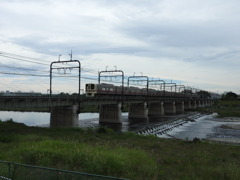 聖蹟桜ヶ丘周辺からの多摩川の鉄橋を渡る京王9000系