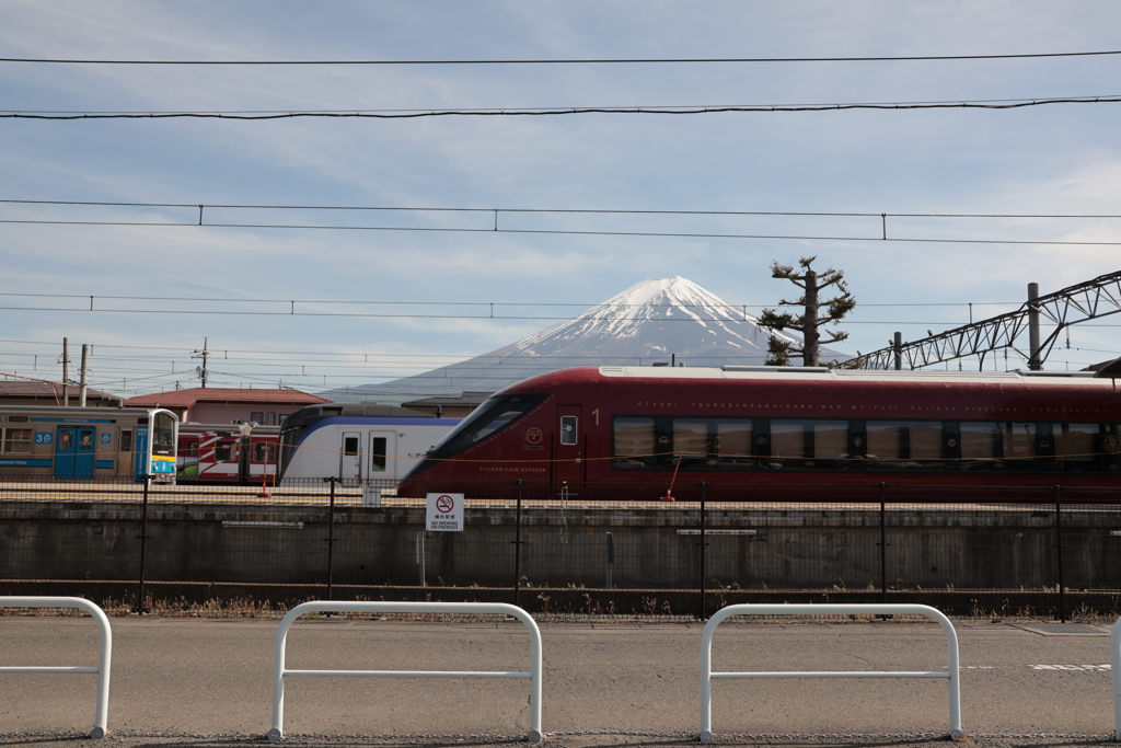 河口湖駅と富士山を眺望！