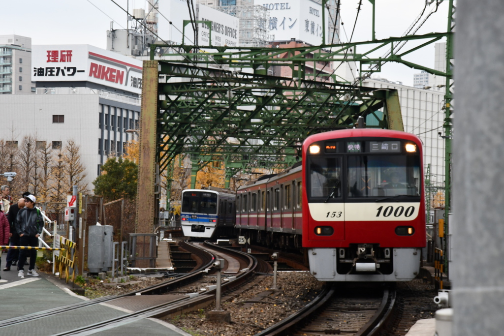 八ツ山橋を渡る京急1000形