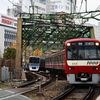 八ツ山橋を渡る京急1000形