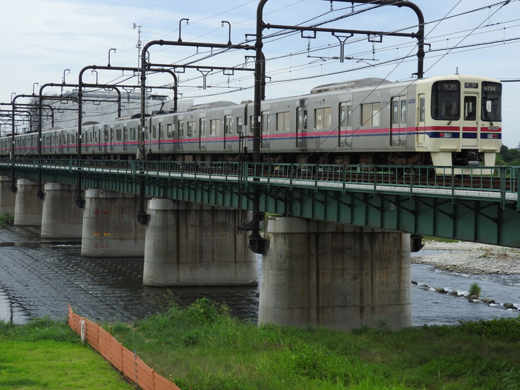 多摩川の鉄橋を渡る9000系