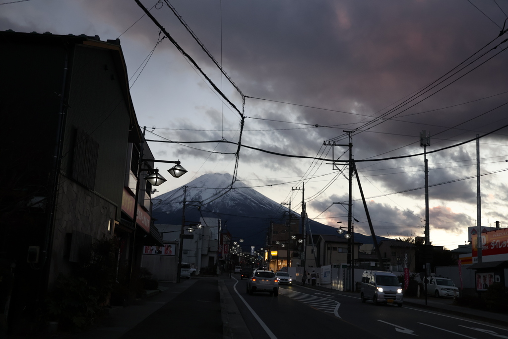 夕闇の富士山