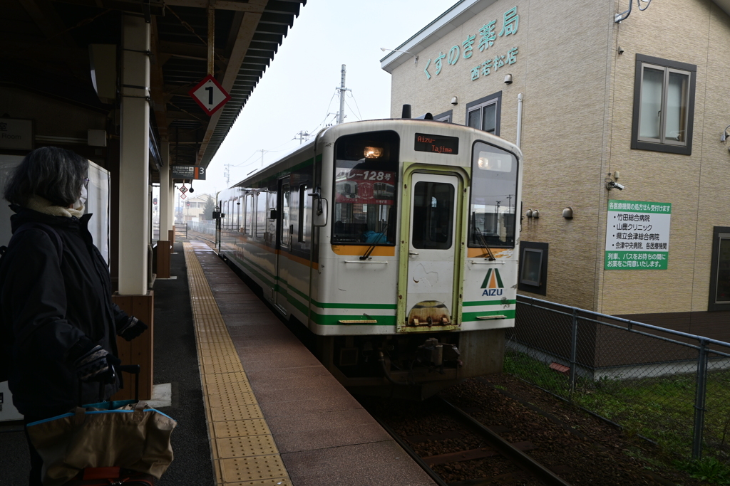 会津鉄道で湯野上温泉駅へ