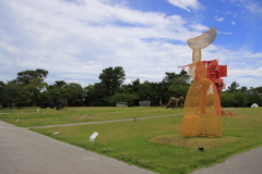 アートと梅雨の合間の青空