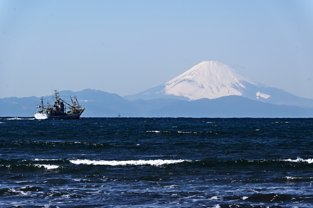 漁船と富士山