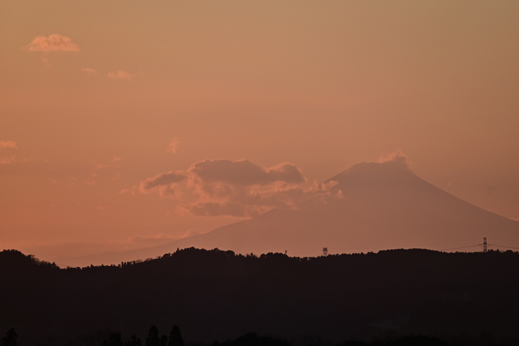 淡い夕空の朧げな富士