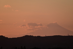 淡い夕空の朧げな富士