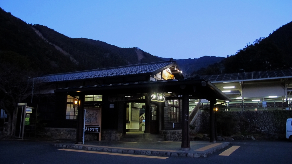 早朝の駅