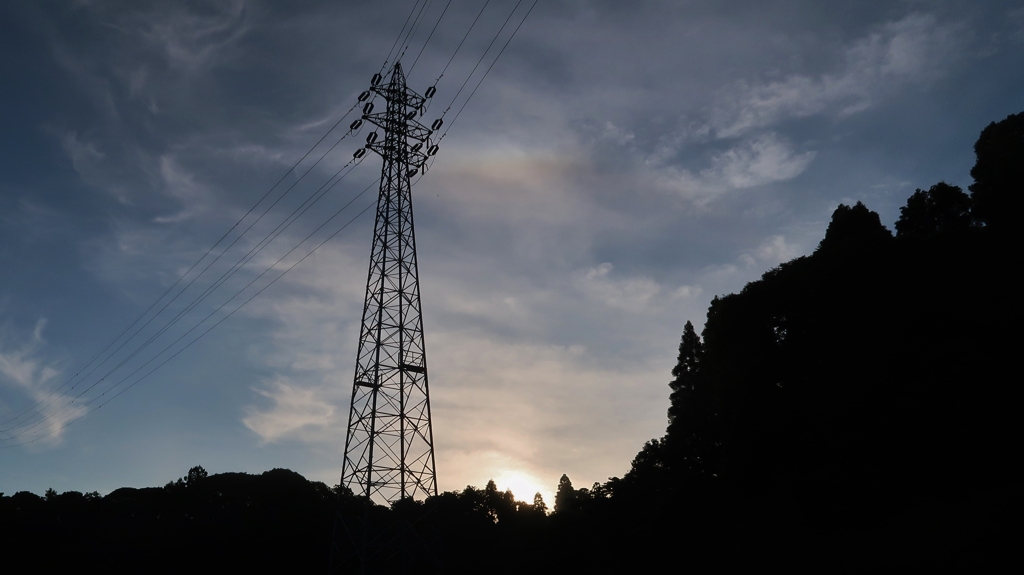 夜明けの鉄塔