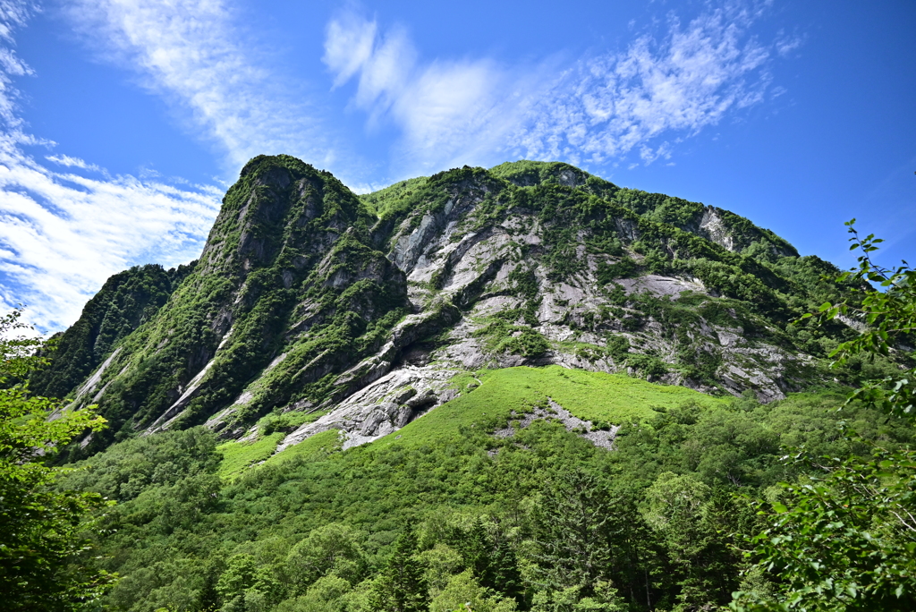 威圧する大岩壁