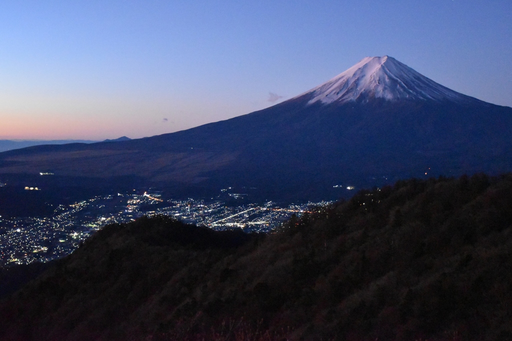 夜明け前の富士山