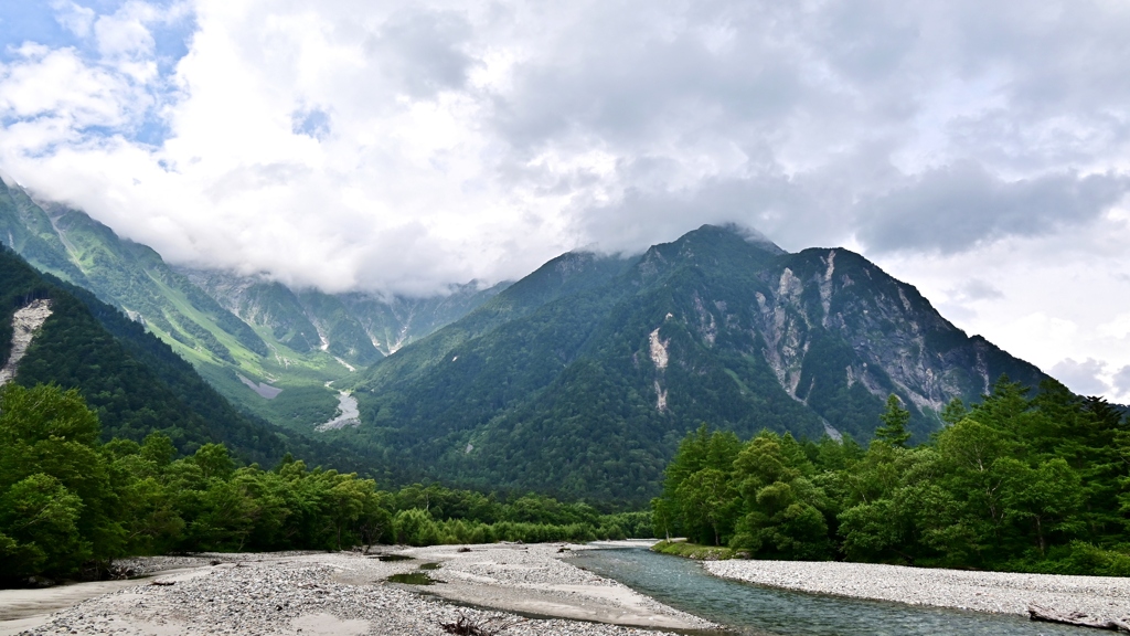 雲間の穂高連峰