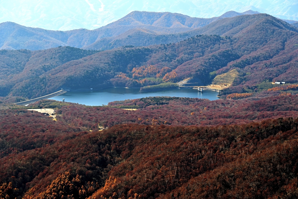 山間に佇むダム湖