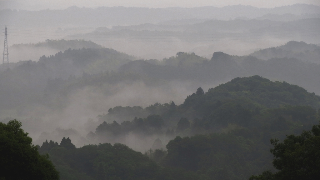 朝靄の山里