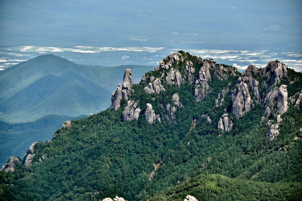 峨々たる山