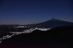 光る川