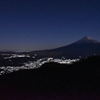 光る川