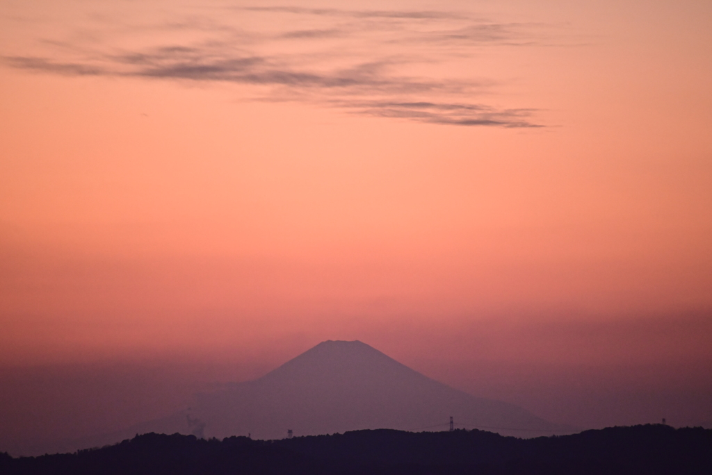 夕暮れに霞む富士