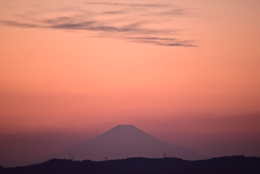 夕暮れに霞む富士