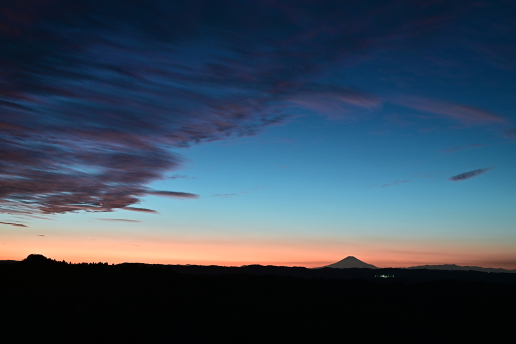 夕闇に沈む富士