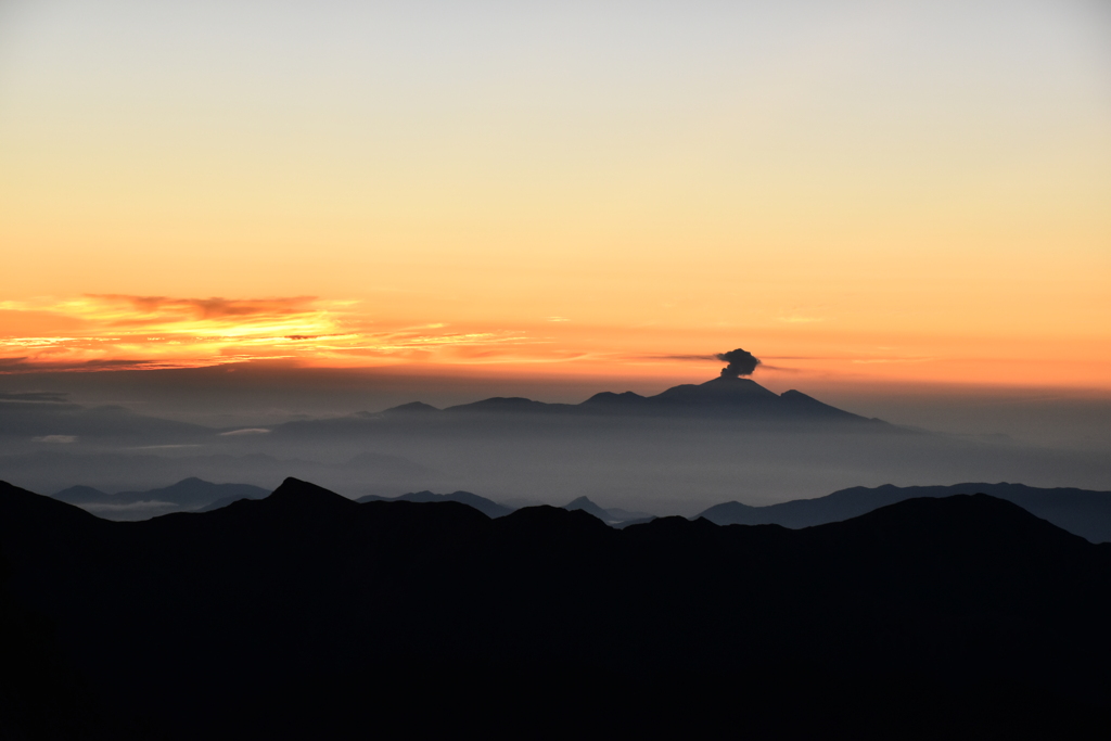 噴煙上げる浅間山