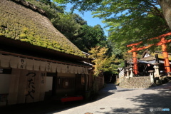 愛宕神社鳥居と鮎の宿つたや