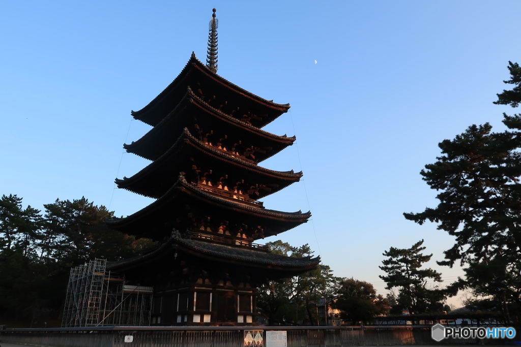 夕暮れ時の五重塔