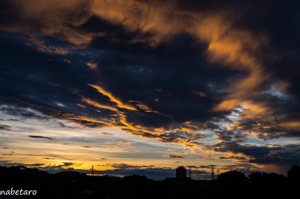 夕焼けと暗い雲