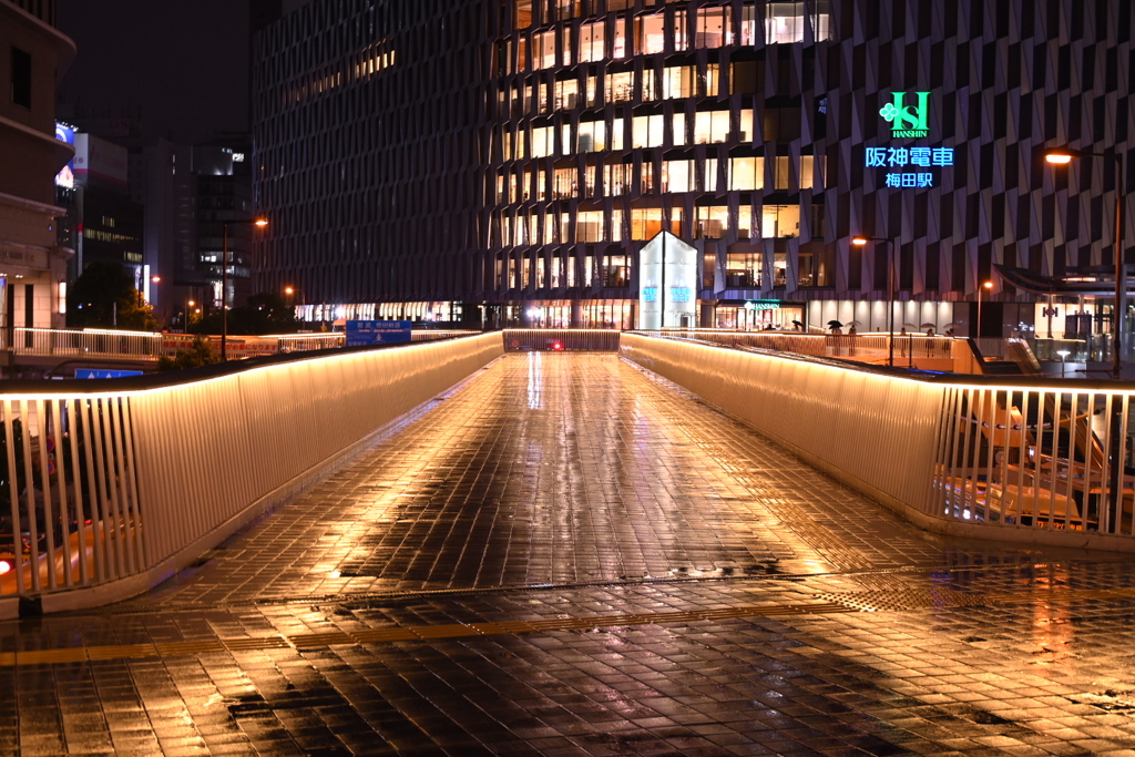 雨の阪急阪神連絡デッキ