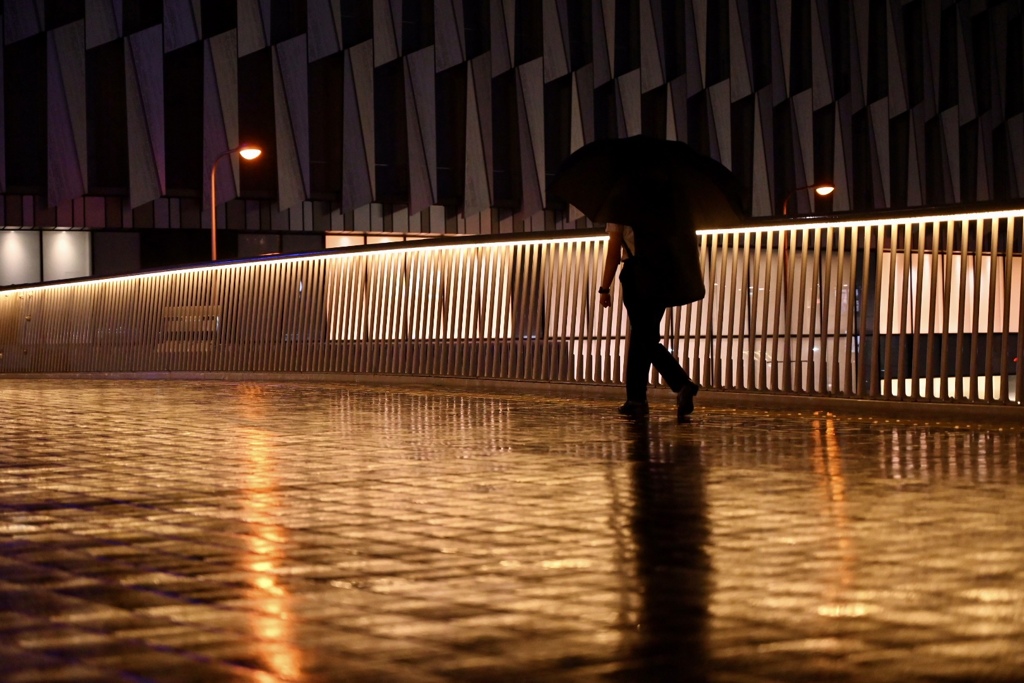 雨の阪急阪神連絡デッキ