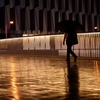 雨の阪急阪神連絡デッキ