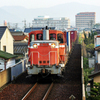 西富井駅付近を走行する貨物列車