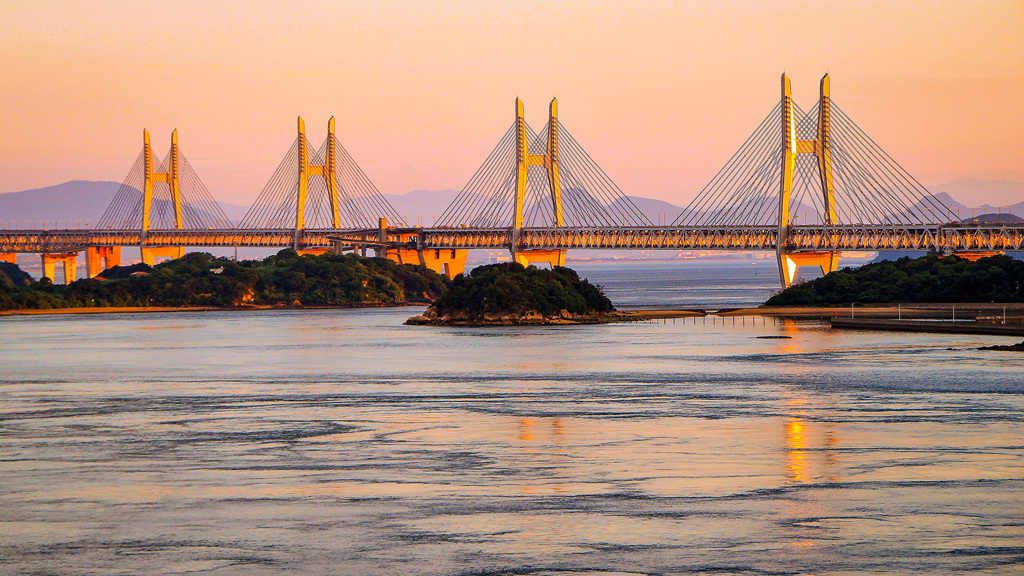 夕日を浴びる斜張橋