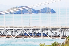 下津井瀬戸大橋を走行するトロッコ列車