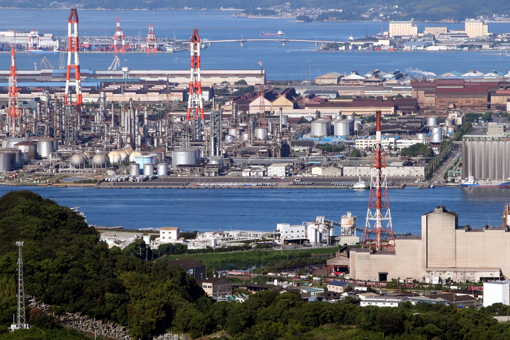水島臨海工場地帯を走る貨物列車