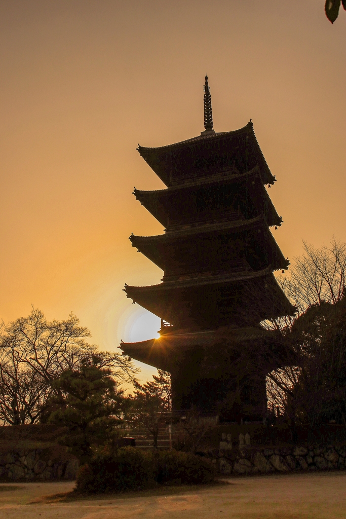 五重塔の夕景シルエット