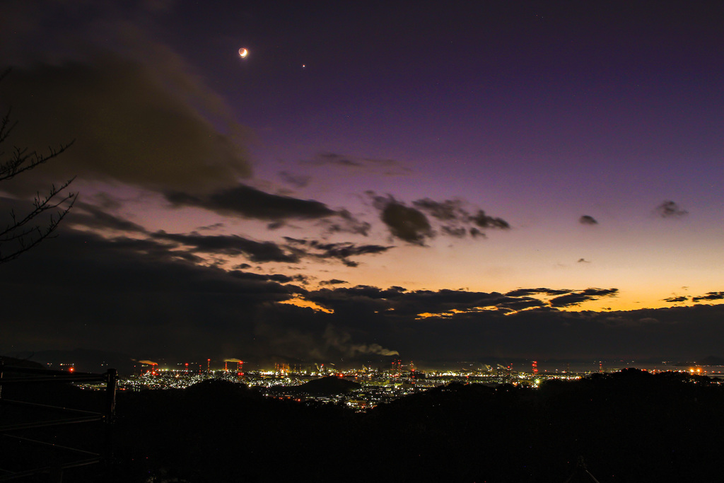 工場夜景と月・金星