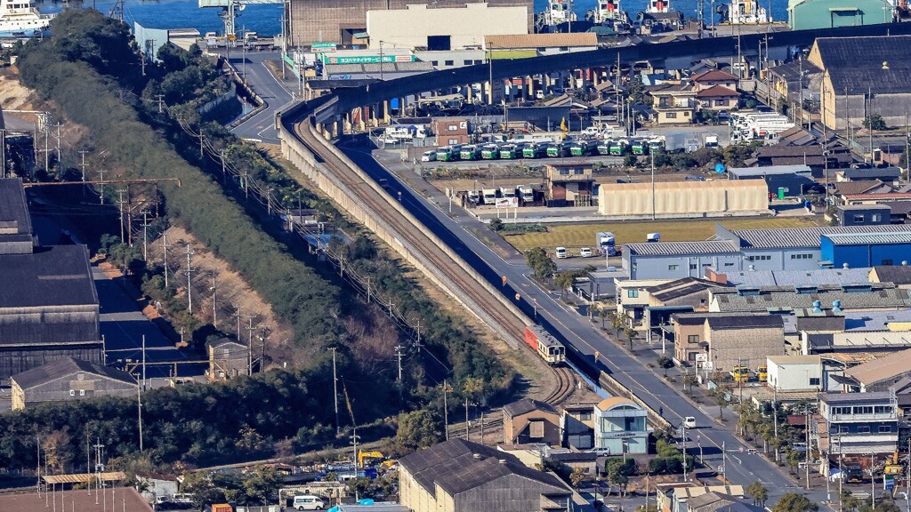 Ｓ字線路を走る旅客列車（水島臨海鉄道）