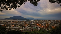 早朝の鹿児島市街と桜島