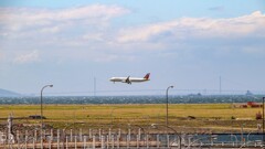 旅客機と明石海峡大橋