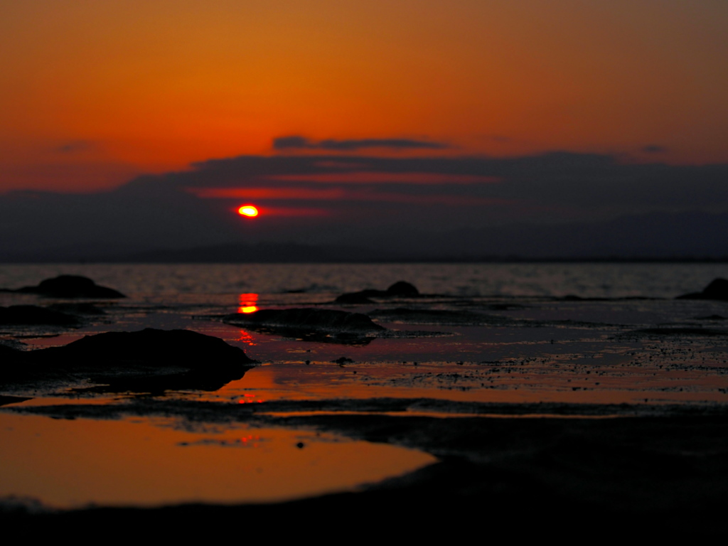 夕日色に染まる空と海